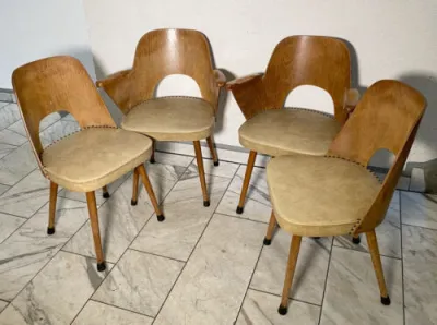 Un lot de 4 chaises vintage