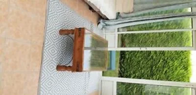 Table basse en bois vitrée