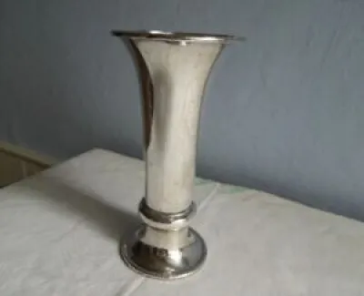 Vase antique en forme de trompette