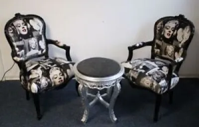 Deux chaises et table - marilyn