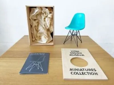 Vitra Eames Chair Miniature - side