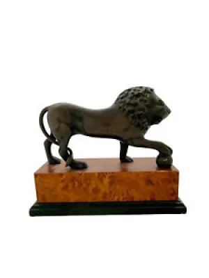 Lion Bronze Statue on - elegant italian