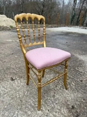 Chaise doré tapissée