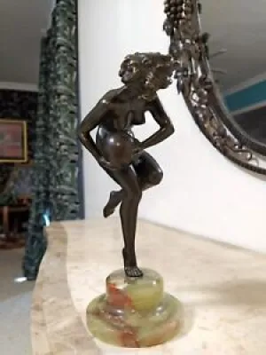 Sculpture Femme nue danseuse - claire