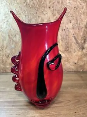 Grand vase verre rouge, - visage