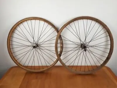 roues à pneu en bois