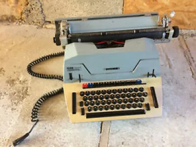 Ancienne machine à écrire - olivetti