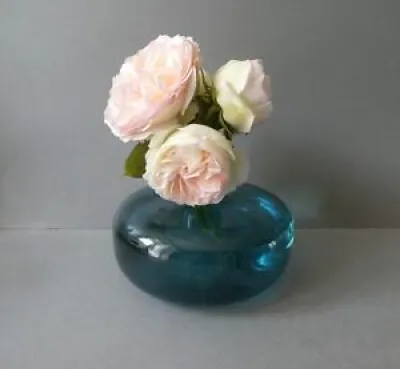 Vase en verre bleu soufflé - morin
