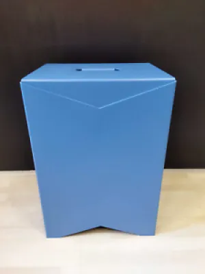 MOUSTACHE Box Solide Bleue Hauteur 42 CM BG02