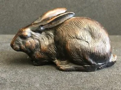 lapin couché en bronze
