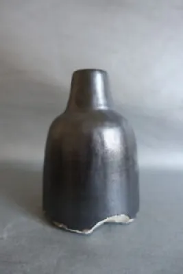 Vase sculptural en grès - anthracite
