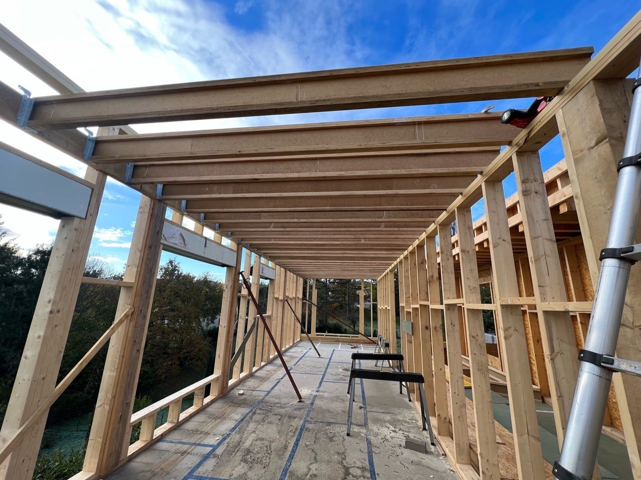 Travaux d’agrandissement : extension en bois vs extension maçonnée, que choisir ?