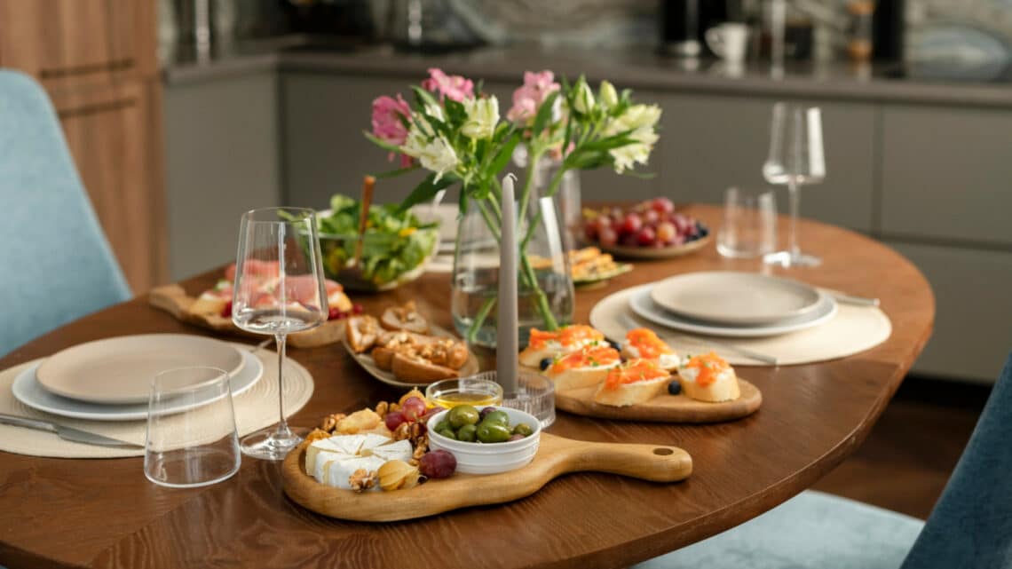 Comment intégrer une table de repas en chêne massif dans un intérieur moderne ?