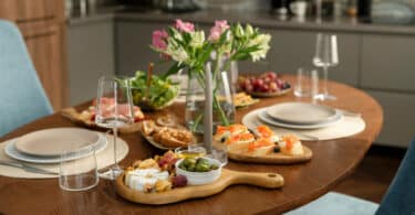 Comment intégrer une table de repas en chêne massif dans un intérieur moderne ?
