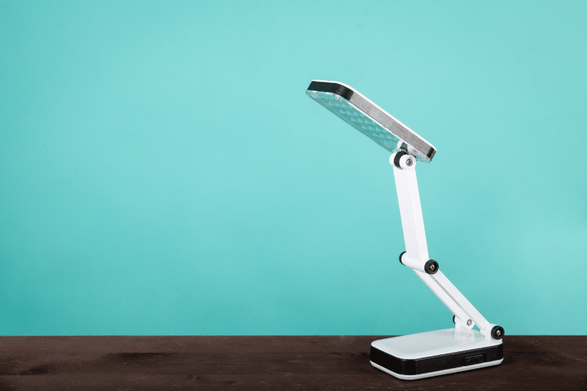 Lampe en bois ou lampe en béton : quel matériau privilégier pour son éclairage intérieur ?