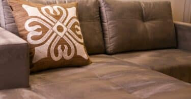 Chaise design vintage dans un intérieur lumineux, illustration pour acheter une chaise Eames d’occasion