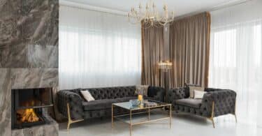 Mobilier design vintage et contemporain dans un intérieur lumineux