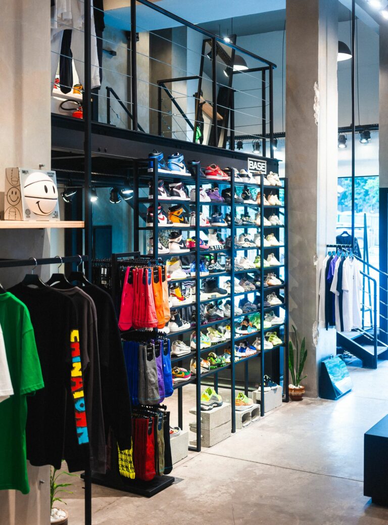 Aménagement magasin de sport : quel mobilier choisir par rayon ?