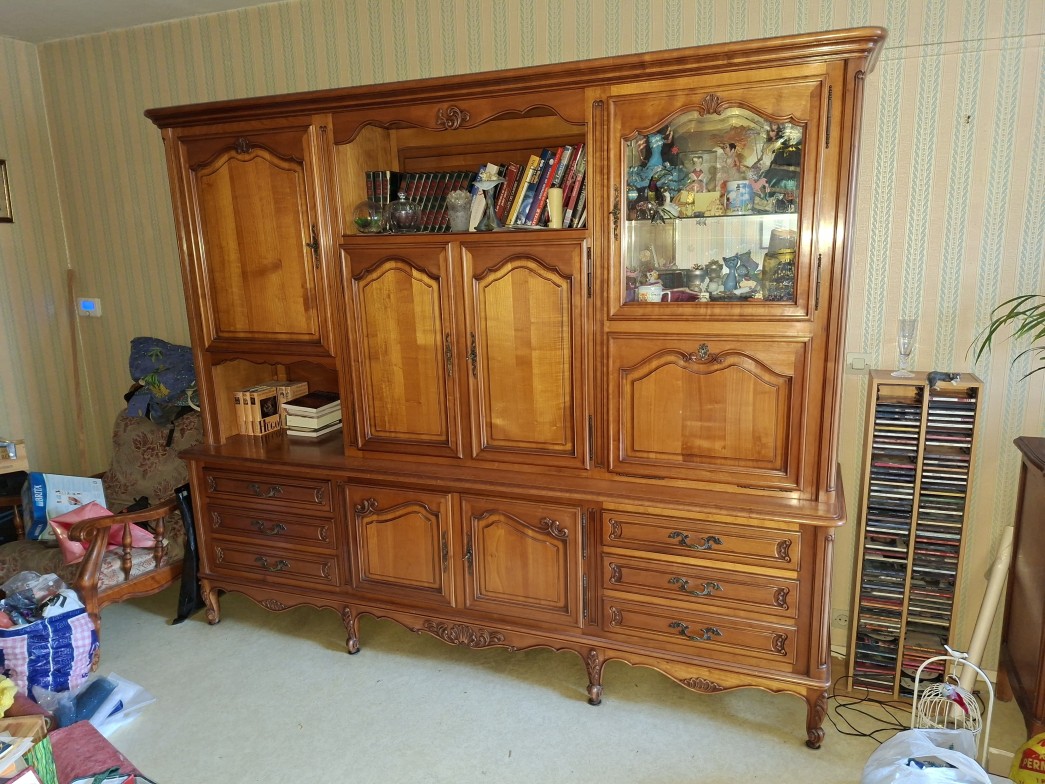 Grand buffet / Vaisselier merisier massif milieu XXeme