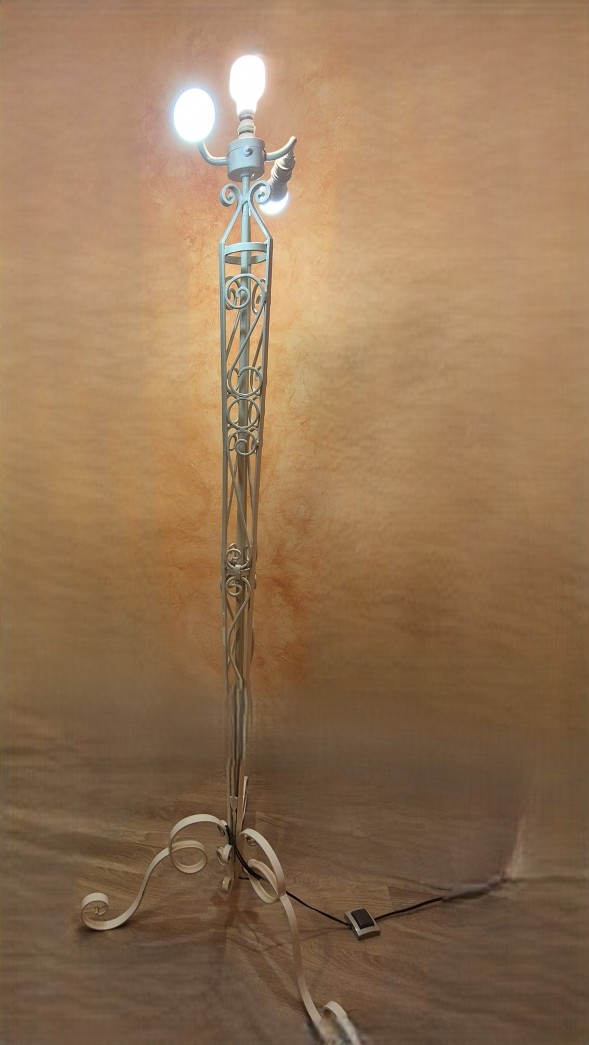 LAMPADAIRE TRIPODE en FER FORGE ANNEES 40-50 FAIT MAIN avec VOLUTES en TBEG