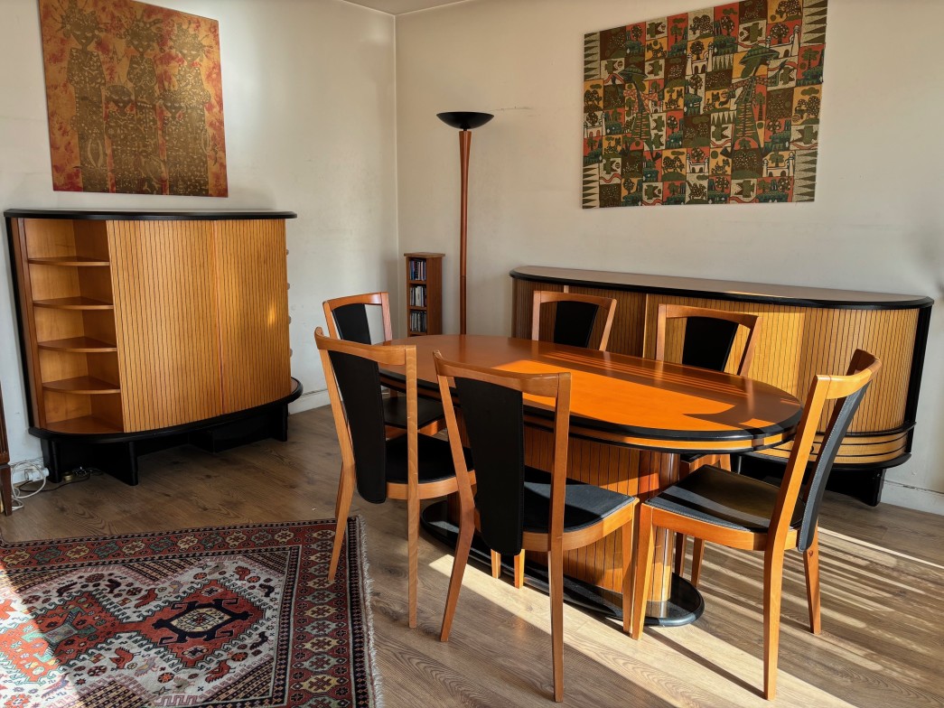 Bahut, vitrine, table et chaises