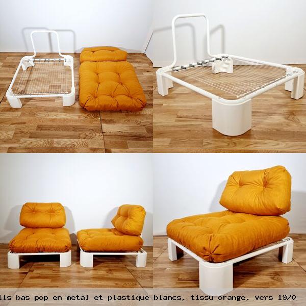 Paire de fauteuils bas pop en metal et plastique blancs tissu orange vers 1970
