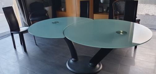 Banzaï - ROCHE & BOBOIS Table ronde + demi lune =190 cm déployé 
En verre dépoli 
Pieds métallique