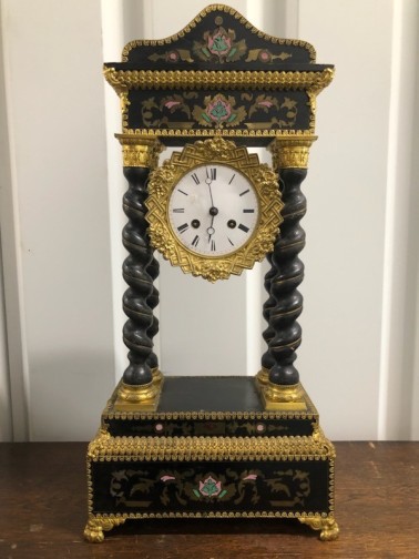 Pendule émaillée  et bois sculpté