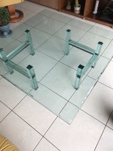 je ne connais pas - ROCHE & BOBOIS Table avec plateau en verre biseauté de 1 cm d'épaisseur reposant sur 2 supports en verre.
dimens