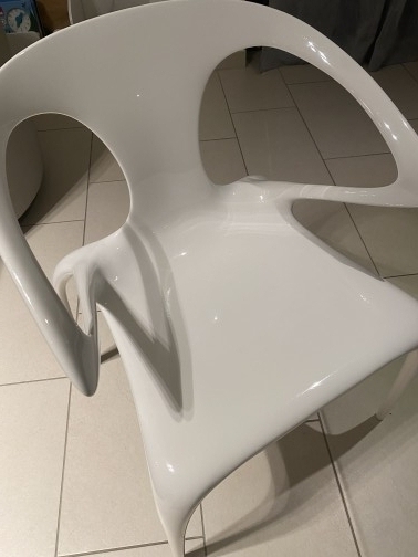 AVA - ROCHE & BOBOIS 6 chaises AVA bridge L60*H80*P57 en polyamide opaque blanche eco conçu et empilables. Réalisées e