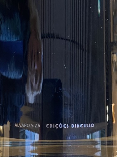 Álvaro Siza Vase en verre noir(4)